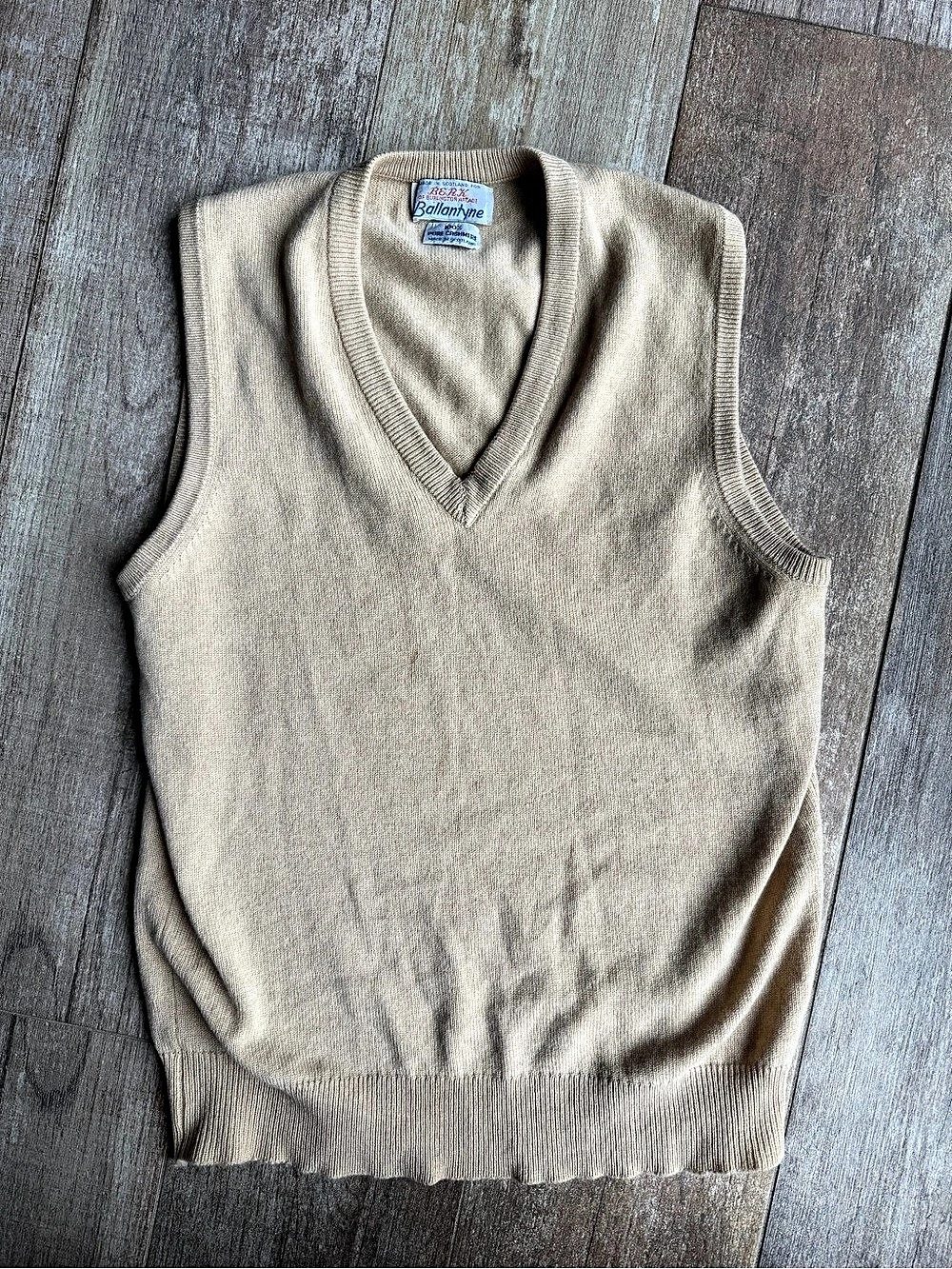 Ballantyne Berk of Burlington Arcade Cashmere V-Neck Sweater Vest in Camel